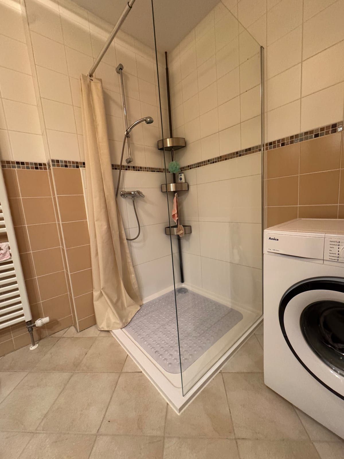 Nachher: flache Dusche mit Glaswand, Wände bis zur Bordüre neu