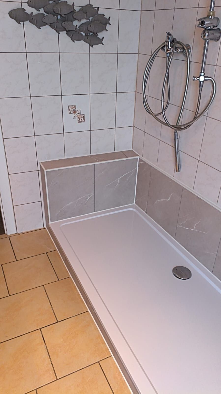 Nachher: flache Duschtasse an derselben Stelle, daneben eine geflieste Ablage