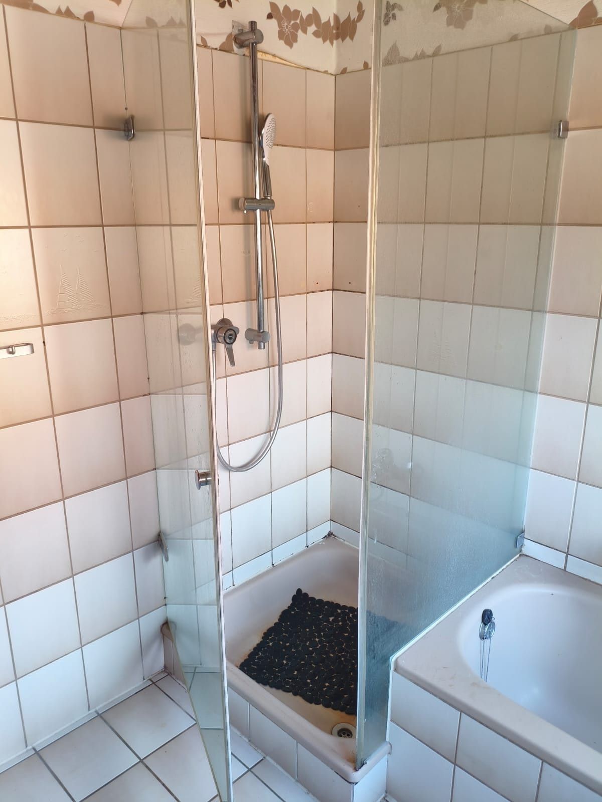 Vorher: enge Duschkabine neben der Badewanne