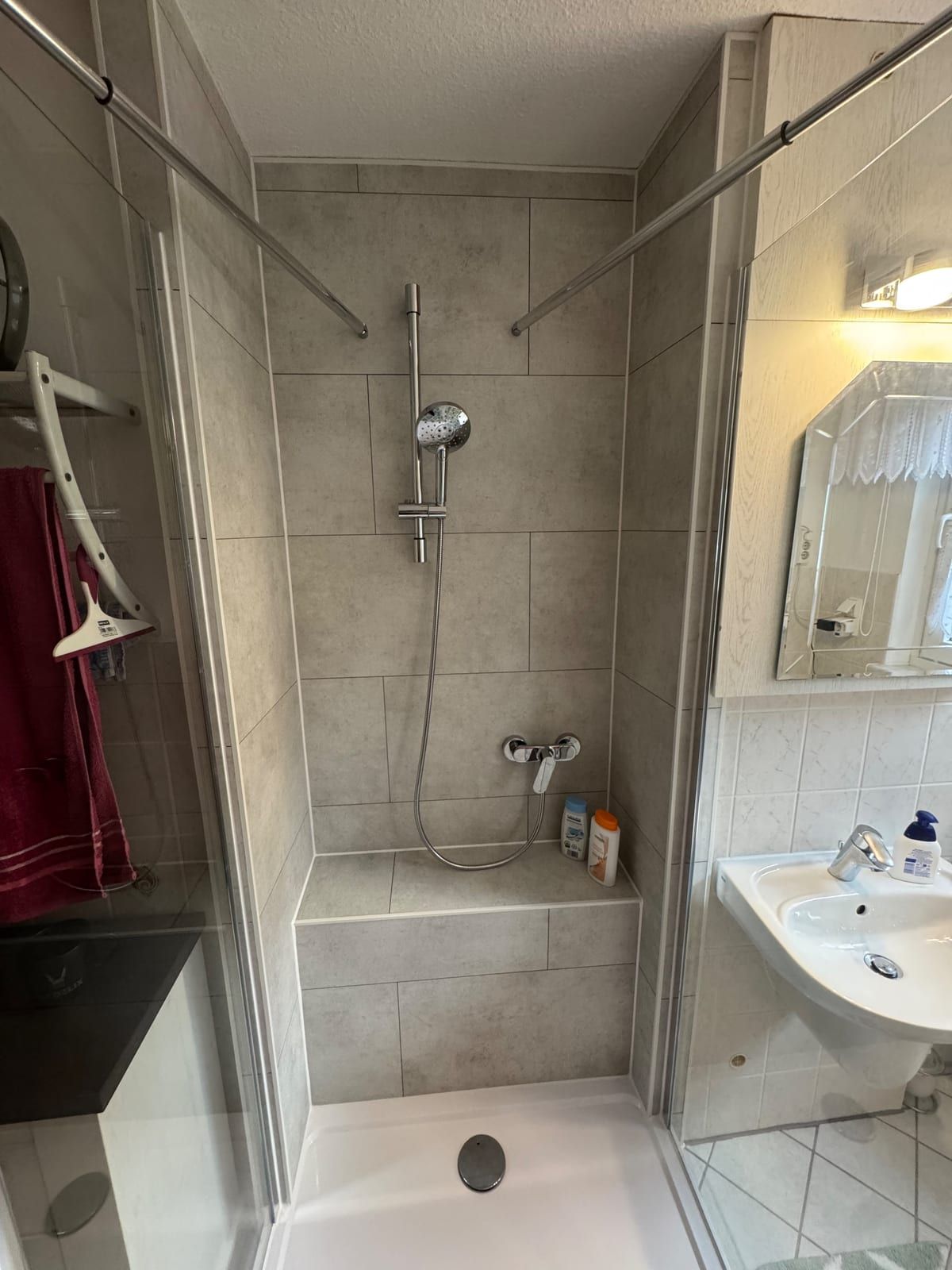 Nachher: Dusche mit Sitzbank und Glaswand