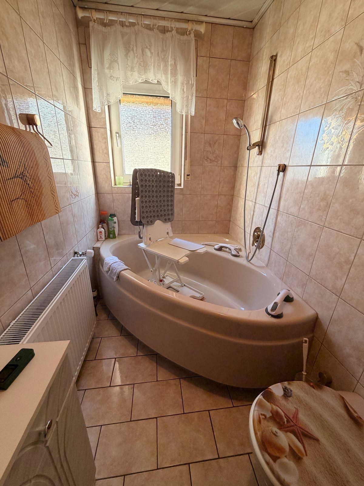 Vorher: große Eckbadewanne unter dem Fenster