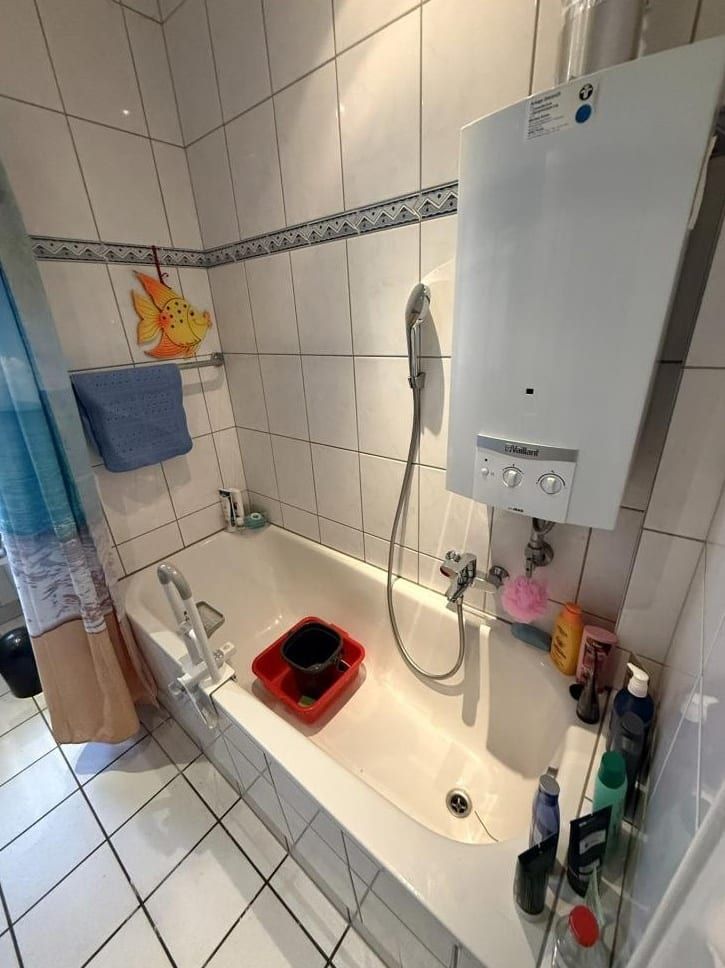 Vorher: Badewanne unter einem Durchlauferhitzer