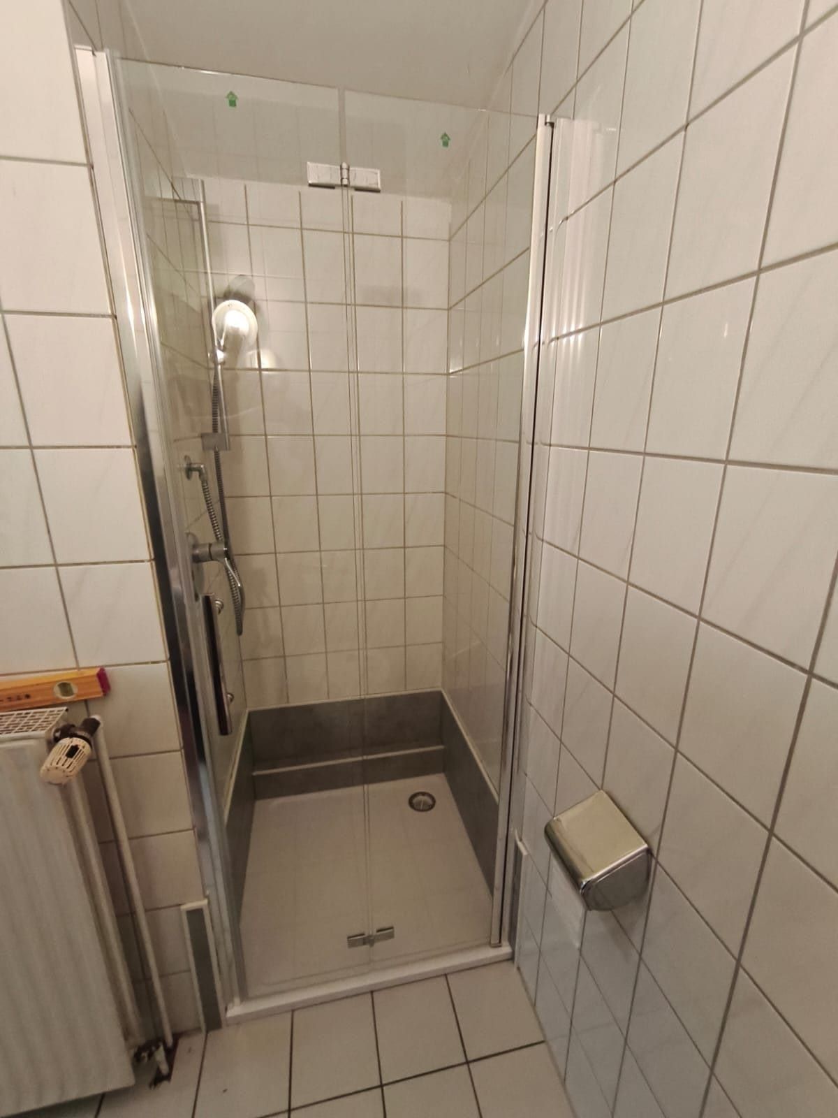 Nachher: schmale Dusche mit Faltwand aus Glas