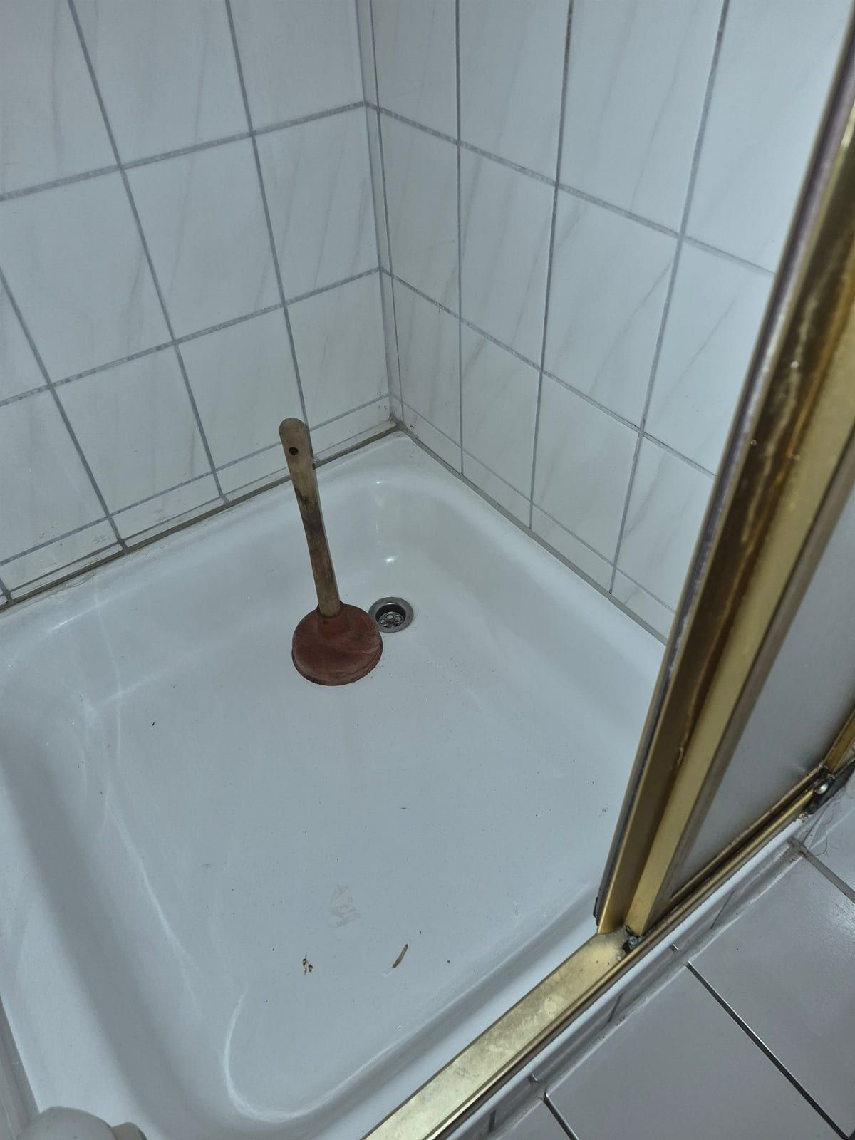 Vorher: alte Duschtasse mit Schiebetür