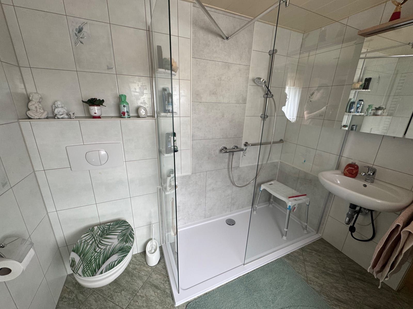 Nachher: Dusche mit Haltegriff, Echtglas und Duschhocker