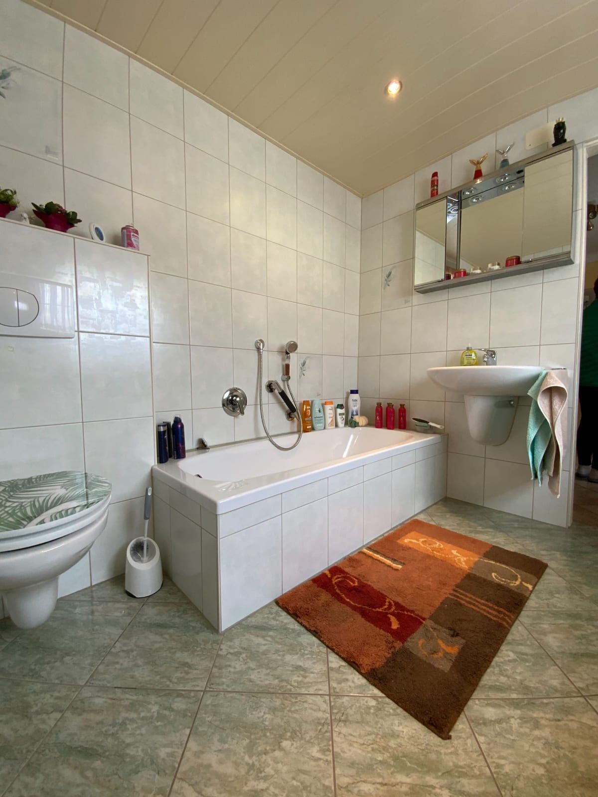 Vorher: Badewanne neben WC und Waschbecken