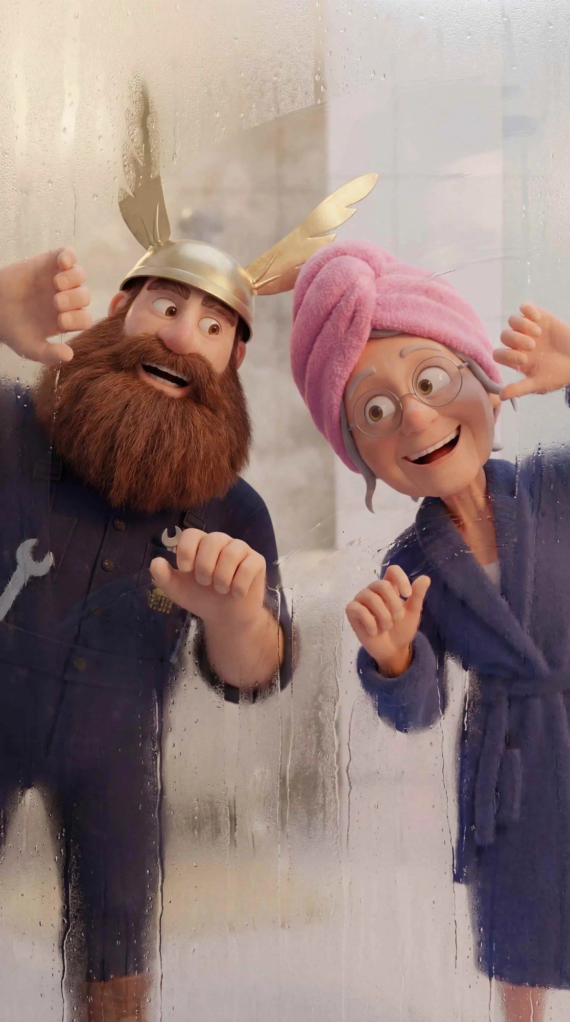 Meister Badelix und eine ältere Dame mit Handtuch-Turban schauen durch eine beschlagene Glaswand