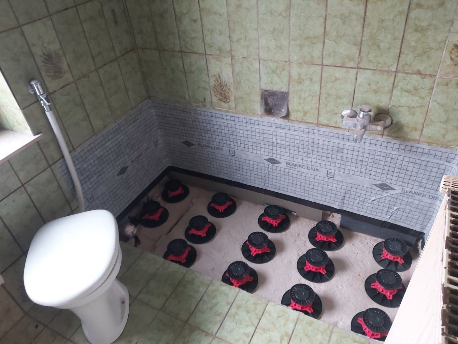 Höhenverstellbare Füße für den neuen Duschboden, Dichtband an der Wand